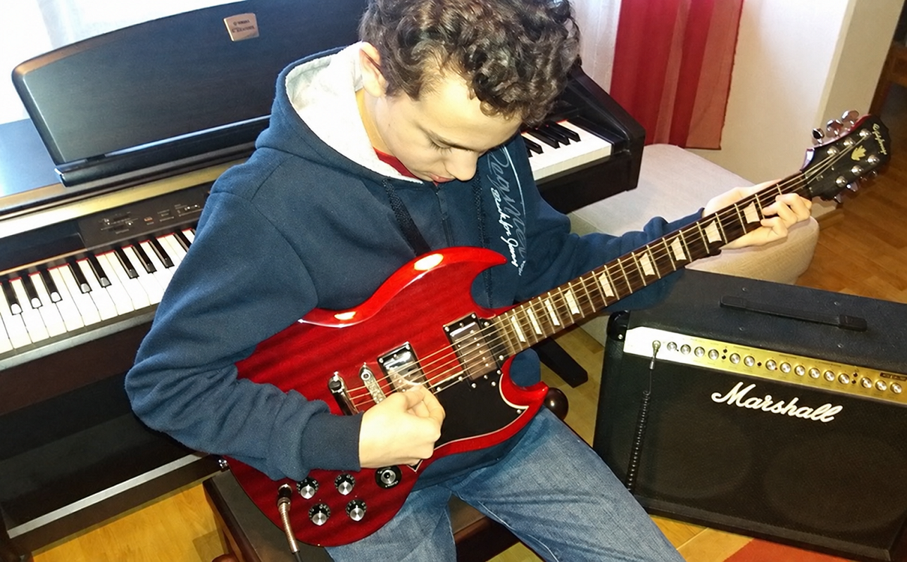 Dolgozik az Epiphone SG és a Marshall amp